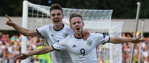 Gino Fechner und Cedric Teuchert (v.l.) bejubeln den Treffer zum 2:0 durch Cedric Teuchert.