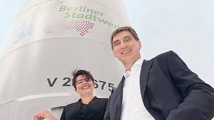 Katrin Stary (Geschäftsführerin Berliner Stadtgüter) und Andreas Irmer (Geschäftsführer Berliner Stadtwerke) am Windrad bei Sputendorf. 