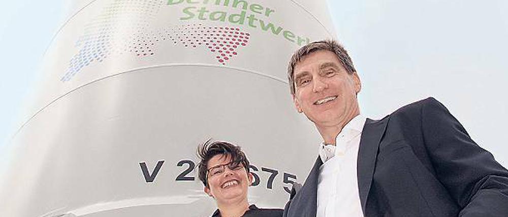 Katrin Stary (Geschäftsführerin Berliner Stadtgüter) und Andreas Irmer (Geschäftsführer Berliner Stadtwerke) am Windrad bei Sputendorf.