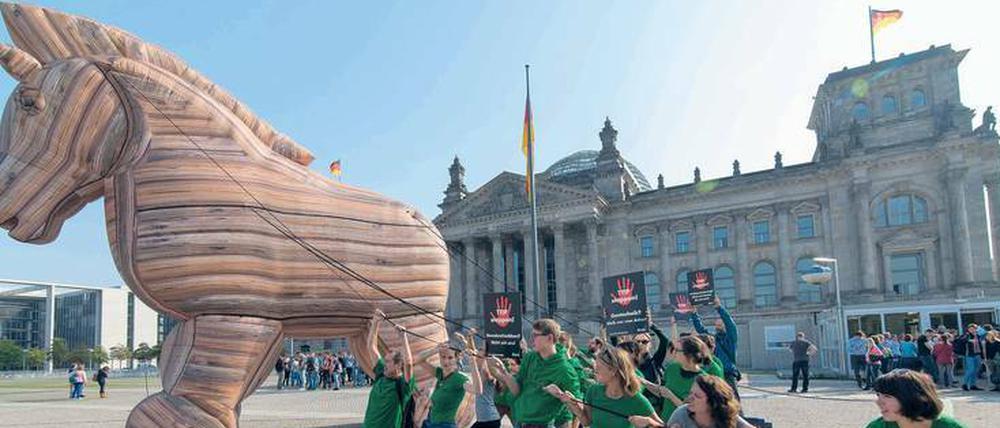 Trojanisches Pferd: Globalisierungskritiker, hier eine Aktion des BUND in Berlin, lehnen das Abkommen ab. Sie befürchten, dass europäische Umwelt- und Verbraucherschutzstandards in Gefahr sind.