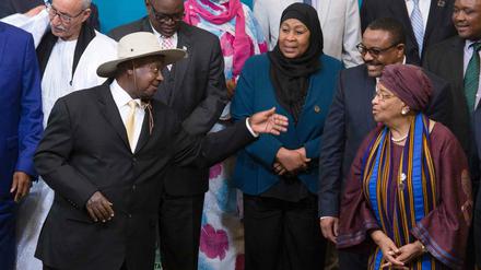 Ugandas Präsident Yoweri Museveni (mit Hut) scherzt mit Liberias Präsidentin Ellen Johnson Silreaf (R) beim AU-Gipfel in Kigali. Beim Familienfoto guckten beide dann doch nach vorne.