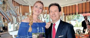 Iss dich gesund. Elna-Magret Prinzessin zu Bentheim und Hotelchef Gregor Andreewitch im Restaurant "Roca" des Waldorf Astoria.