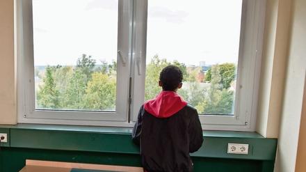 Ein 16-jähriger Flüchtling am Fenster seines Zimmers in einer Wohngruppe für unbegleitete minderjährige Flüchtlinge. 