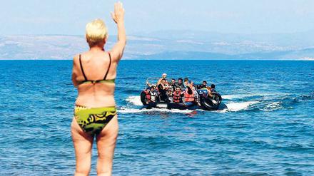Unterwegs. In der Hafenstadt Myrtili auf Lesbos. Auf der griechischen Insel sind die Hotelbuchungen um 90 Prozent zurückgegangen, seit syrische Flüchtlinge dort stranden.
