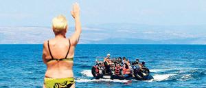 Unterwegs. In der Hafenstadt Myrtili auf Lesbos. Auf der griechischen Insel sind die Hotelbuchungen um 90 Prozent zurückgegangen, seit syrische Flüchtlinge dort stranden.