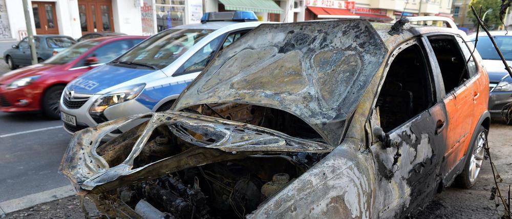 Ein abgebranntes Auto in Berlin.