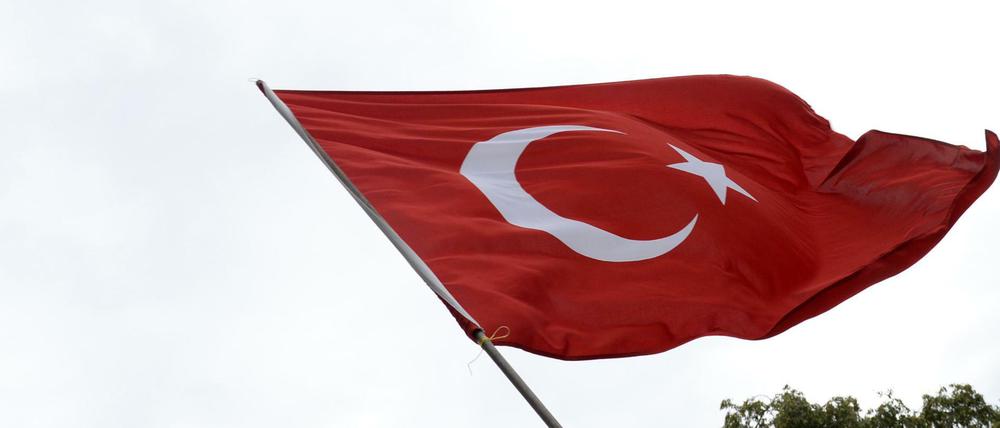 Eine türkische Fahne vor dem Botschaftsgebäude der Türkei in Berlin.