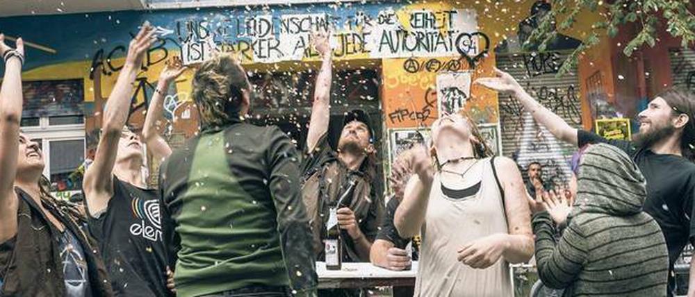 Konfettiregen. In der Rigaer Straße wird auch gefeiert. Foto: Imago/Zuma Press