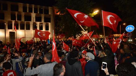 Die Botschaft als Symbol der Staatsmacht: In der Tiergartenstraße bekunden Berliner Türken ihre Solidarität mit dem Land.