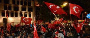 Die Botschaft als Symbol der Staatsmacht: In der Tiergartenstraße bekunden Berliner Türken ihre Solidarität mit dem Land.