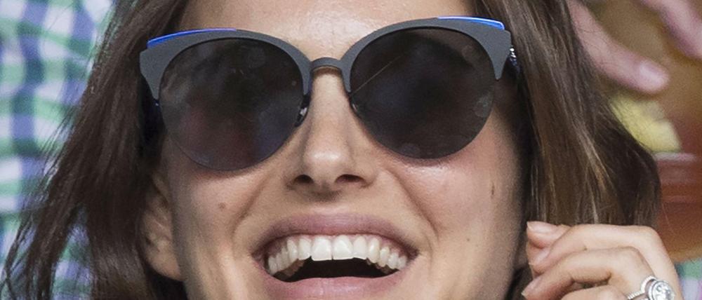 Wurde wegen Jonathan Safran Foers Buch "Tiere essen" von der Vegetarierin zur Veganerin. Die für ihre Rolle in "Black Swan mit einem Oscar ausgezeichnete Natalie Portman an Tag zwölf des diesjährigen Damentennisturniers im Centre Court von Wimbledon. 