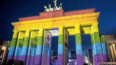 Im Gedenken an die Opfer des Orlando-Massakers wurde das Brandenburger Tor in Regenbogen-Farben angestrahlt.