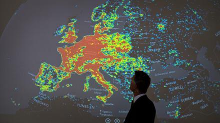 Die Vermessung der Sicherheit. Im hessischen Justizministerium werden sogenannte Bot-Netzwerke in Europa visualisiert, über die kriminelle Aktivitäten im Internet ausgeführt werden können.