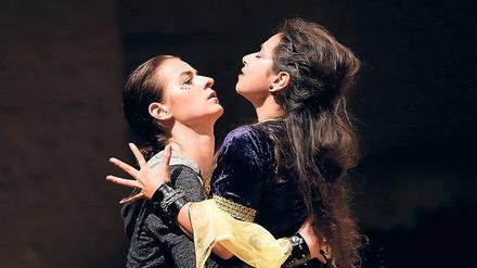 Entflammt. Clara Corinna Scheurle (Ruggiero) und Lisa Algozzini (Alcina).