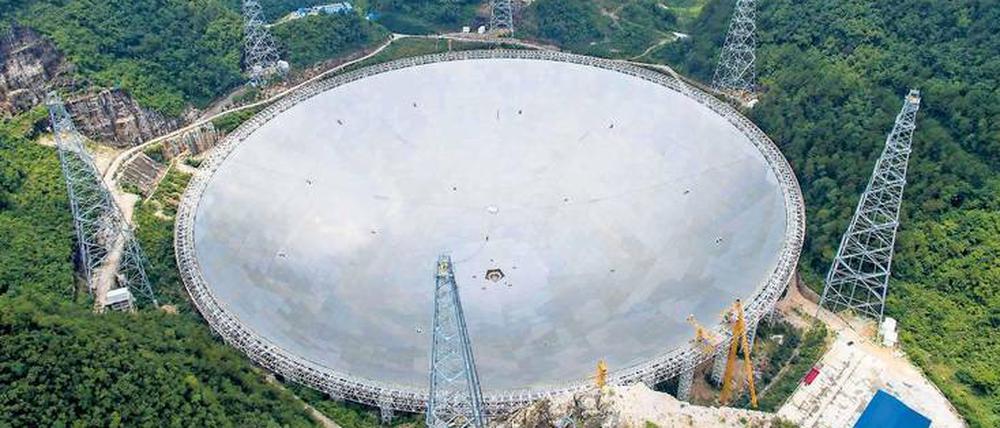 Horchposten. Mit 500 Metern Durchmesser ist das soeben fertiggestellte Radioteleskop „Fast“ in China das größte der Welt. Es ist so empfindlich, dass das Potenzial, außerirdisches Leben nachzuweisen, bis zu zehnmal größer sein soll als bei bisherigen Anlagen.