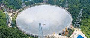 Horchposten. Mit 500 Metern Durchmesser ist das soeben fertiggestellte Radioteleskop „Fast“ in China das größte der Welt. Es ist so empfindlich, dass das Potenzial, außerirdisches Leben nachzuweisen, bis zu zehnmal größer sein soll als bei bisherigen Anlagen. 