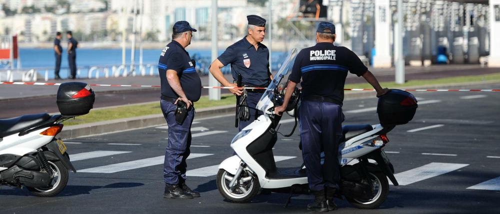 Polizisten am Samstagmorgen an der Strandpromenade von Nizza.