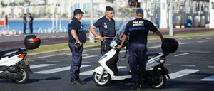 Polizisten am Samstagmorgen an der Strandpromenade von Nizza.