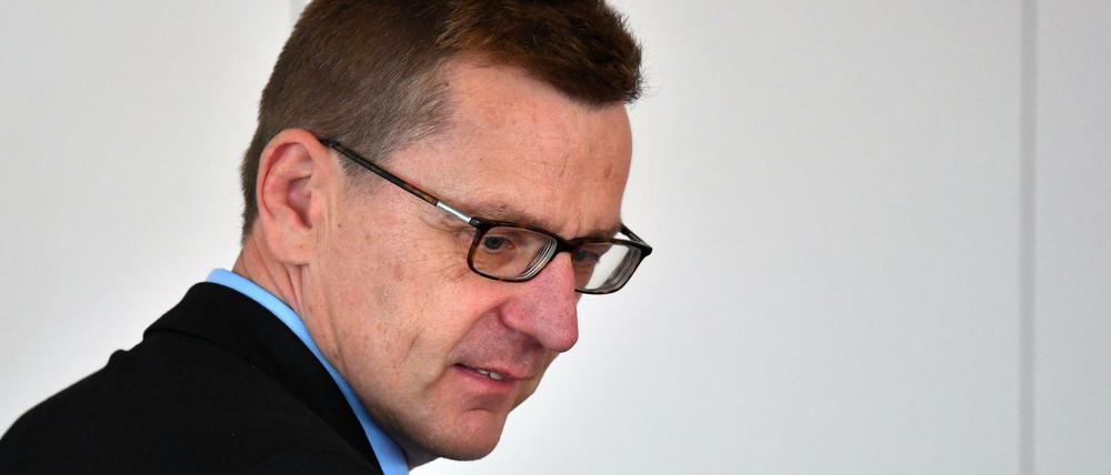 BER-Chef Karsten Mühlenfeld kurz vor Beginn einer Sitzung des Flughafen-Sonderausschusses im Landtag am 18.07.2016 in Potsdam.
