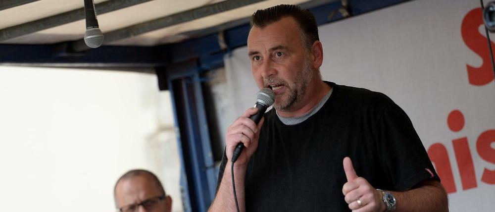 Pegida-Mitbegründer Lutz Bachmann verkündet bei einer Kundgebung der islam- und fremdenfeindlichen Pegida-Bewegung in Dresden die Parteigründung.
