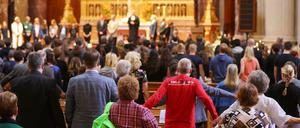 Besucher stehen am 18.07.2016 im Dom in Berlin bei einem ökumenischen Trauergottesdienst für die Opfer des Anschlags von Nizza.