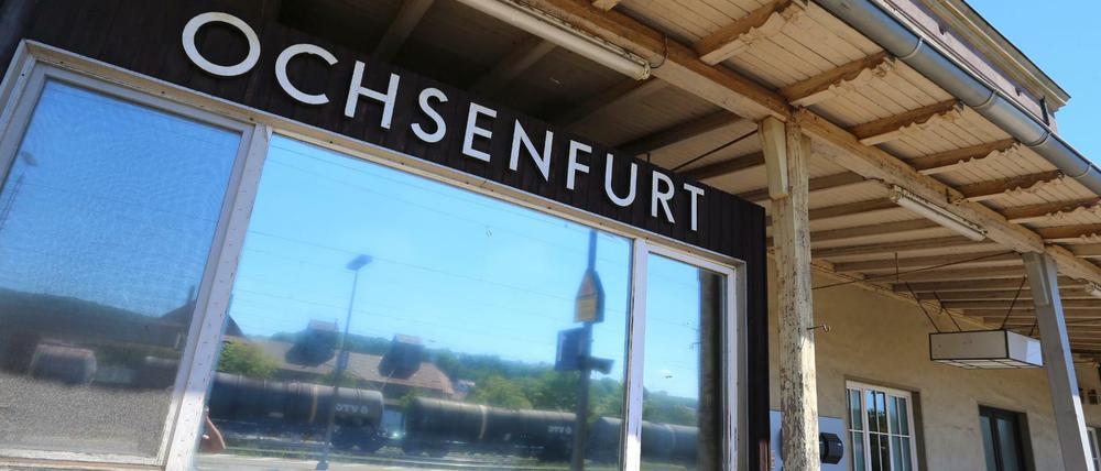 Der Ortsname ist am 19.07.2016 in Ochsenfurt (Bayern) am Bahnhofsgebäude zu lesen. Am Montagabend war ein 17 Jahre alter Afghane, der als Flüchtling in einem Heim in dem Ort gelebt hatte, mit einer Axt und einem Messer auf Fahrgäste in einem Regionalzug bei Würzburg-Heidingsfeld losgegangen. Vier Menschen wurden schwer verletzt, ein weiterer leicht. Die Polizei erschoss den Angreifer als er flüchtete. 