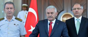 Der in der Nacht als Geisel genommene Generalstabschef Hulusi Akar, Ministerpräsident Binali Yildirim und Innenminister Efkan Ala (v.l.n.r.) am Samstagvormittag bei einer Pressekonferenz in Ankara.