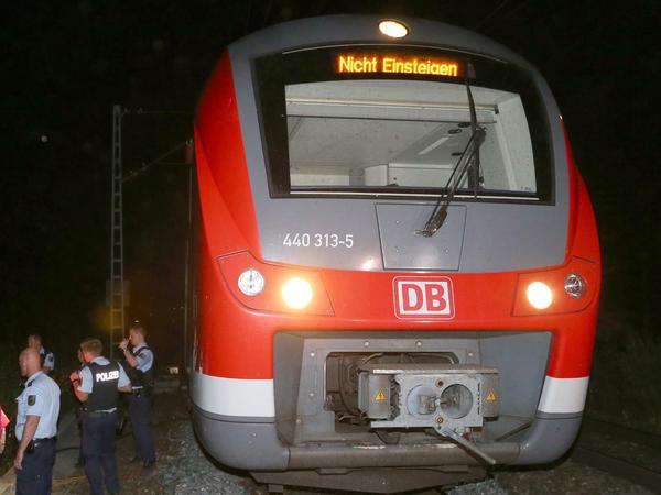In diesem Regionalzug griff ein 17-Jähriger am Montagabend andere Fahrgäste an.