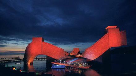 Grandiose Kulisse. Die Seebühne der Bregenzer Festspiele mit dem Bühnenbild von „Turandot“.