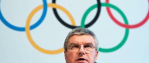 IOC-Präsident Thomas Bach spricht während einer Pressekonferenz.