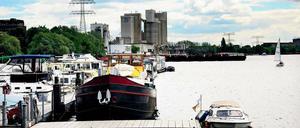 Der Blick von der Marina am Ende des Uferwegs in der Rummelsburger Bucht Richtung Oberschöneweide. Links erhebt sich das Zementwerk Berlin, in der Ferne die Gebäude des Rundfunkgeländes Nalepastraße.