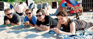 Foto-Finish: Unsere Tester Norbert Thomma (Bahn), Kathrin Kleinschmidt (Bus), Björn Rosen (Flugzeug) und Esther Kogelboom (Auto) am Ziel.