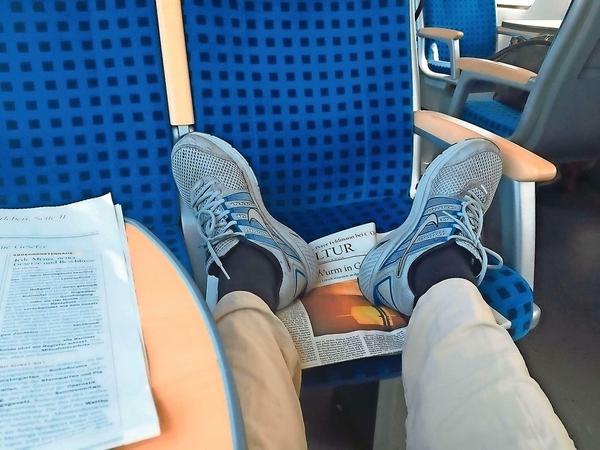 In der Bahn kann man die Beine hochlegen.