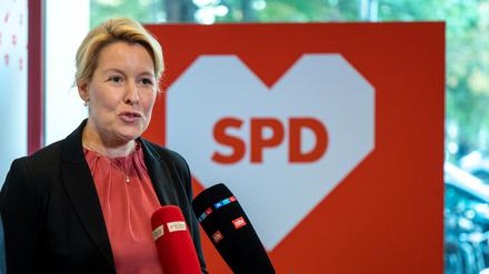 Franziska Giffey, Landesvorsitzende, spricht nach dem Treffen des SPD-Landesvorstands im Kurt-Schumacher-Haus mit Medienvertretern.