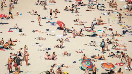 Massengeschäft. Kommt es zu Pannen, haftet der Reiseveranstalter. Foto: Roman Pilipey, dpa