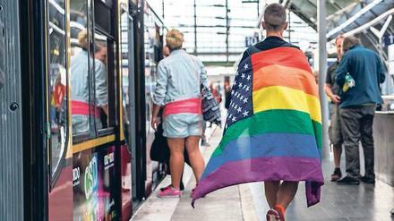 Feiner Zug. Fahrgäste des CSD-Zugs der Bahn im Berliner Ostbahnhof. 
