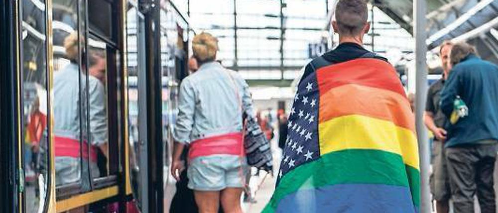 Feiner Zug. Fahrgäste des CSD-Zugs der Bahn im Berliner Ostbahnhof.