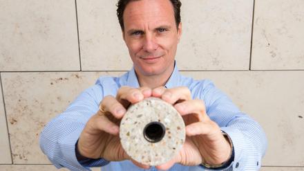Der Vorstandsvorsitzende des norwegischen Startup-Unternehmens EnergyNest, Christian Thiel, mit einem ausgesägten Stück aus einem Energiespeichermodul.
