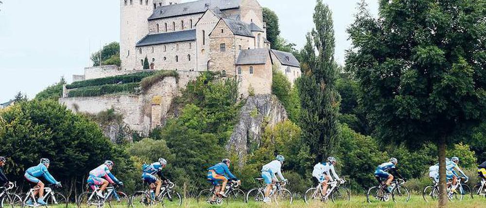 2018 sollen Radprofis wieder durch Deutschland rollen – aber nur vier Tage lang. Immerhin sieben Tage war die Deutschland-Tour 2008 bei ihrer bisher letzten Ausgabe unterwegs, hier vor der St. Lubentiuskirche im Kreis Limburg.