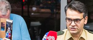 Marcus da Gloria Martins, Pressesprecher der Polizei München, am 22.07.2016 in München bei dem Einkaufszentrum, in dem Schüsse gefallen sind.
