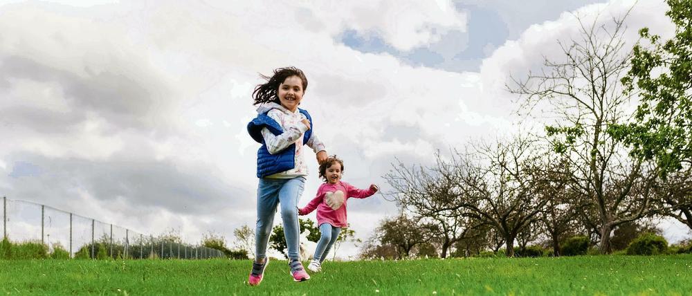 Toben, rennen, springen. Für Kinder ist vor allem die unangeleitete Bewegung wichtig, sagen Experten. Viele Eltern sind aber zu vorsichtig. 