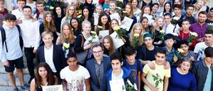 Abschied in die großen Ferien: Patenschüler aus den zehnten Klassen zusammen mit den Schülern der Sprachlernklassen. Vorn Lehrerin Susanne Großmann, Schulleiter Jens Stiller sowie Deutsch- und Philosophielehrer Lutz Armbrust (v.l.n.r.)
