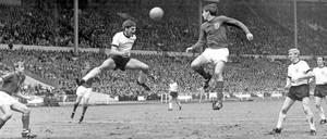 Nur am Ball abgehoben. Wolfgang Weber (links) wehrt vor dem Engländer Martin Peters ab. Auch nach dem Tor der Engländer zum 3:2 köpfte Weber den Ball weg – was allerdings den Deutschen nichts mehr nützte.