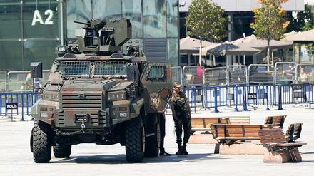 Vor dem Gericht in Istanbul stehen Panzer.