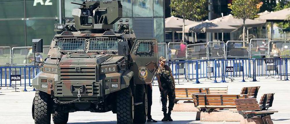 Vor dem Gericht in Istanbul stehen Panzer.