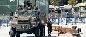 Vor dem Gericht in Istanbul stehen Panzer.