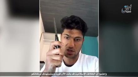 Der Screenshot eines Internet-Videos, das vom IS-Sprachrohr Amak verbreitet wurde, zeigt den Attentäter von Würzburg.