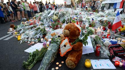 Blumen und Kuscheltiere als Zeichen der Trauer in Nizza. 