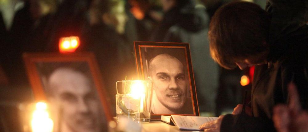 Robert Enke hatte sich am 10. November 2009 an einem Bahnübergang das Leben genommen. Im Stadion von Hannover 96 gab es später eine Trauerfeier für den ehemaligen Nationaltorhüter.