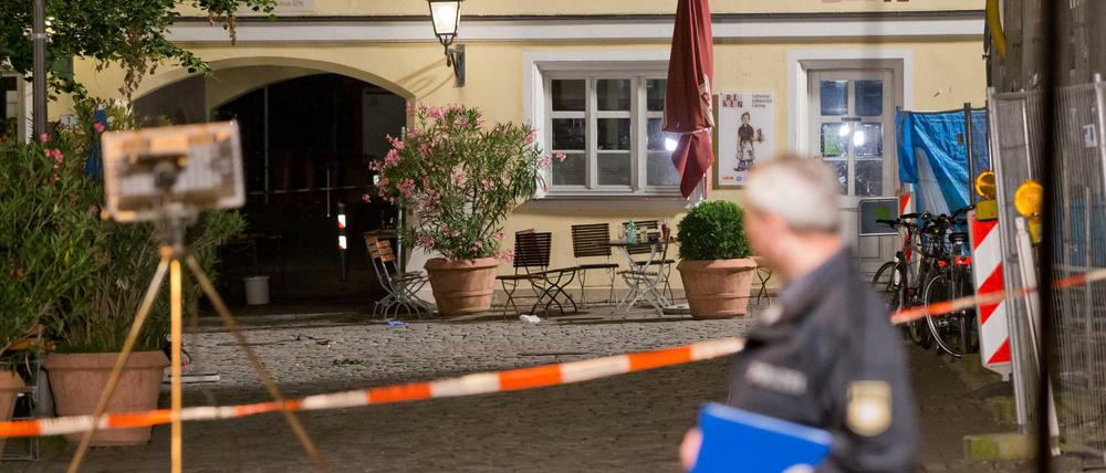 Vor dieser Gaststätte zündete der Mann am Sonntagabend in Ansbach den Sprengsatz.